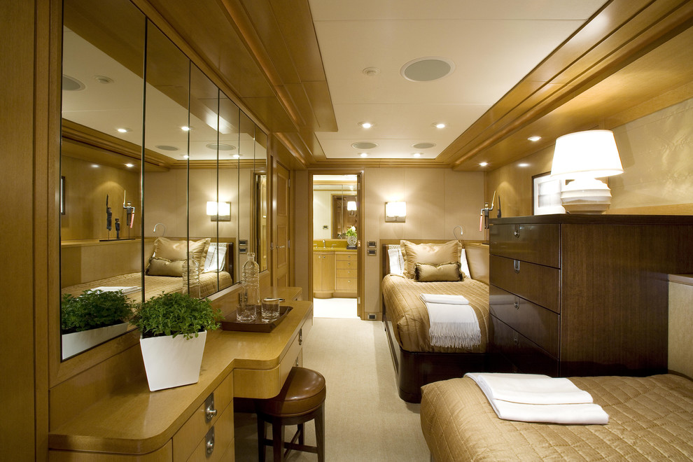 Imagen de habitación de invitados clásica renovada con paredes beige y moqueta