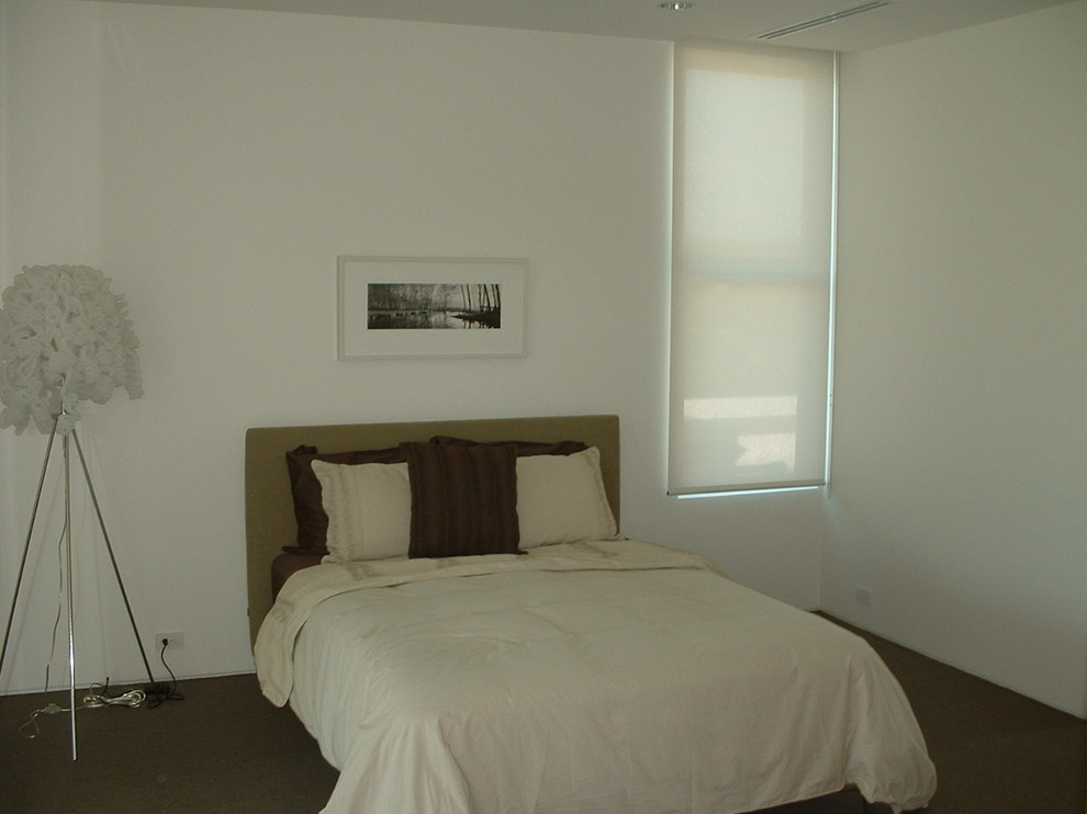 Ejemplo de habitación de invitados clásica renovada de tamaño medio sin chimenea con paredes blancas y suelo de madera oscura