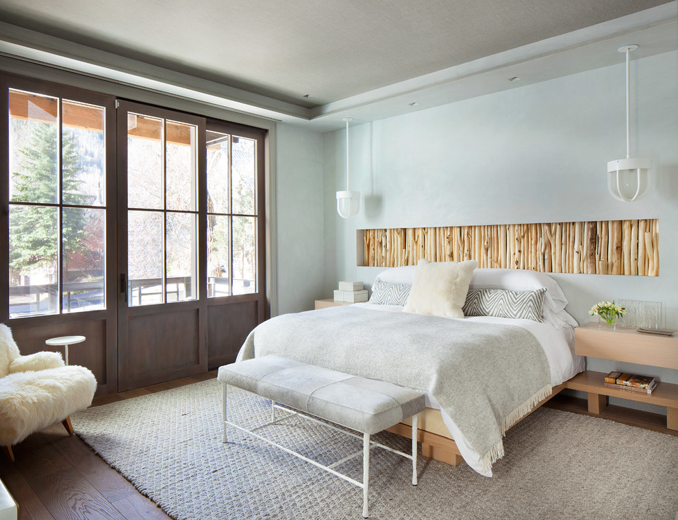 Modelo de dormitorio rústico con paredes grises y suelo de madera oscura