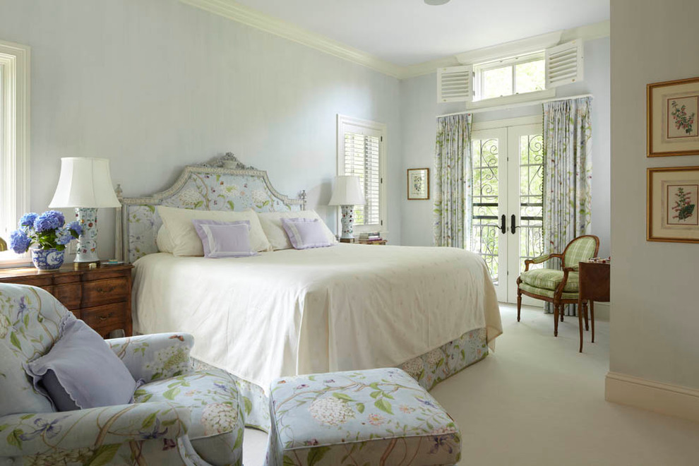 Diseño de dormitorio tradicional sin chimenea con paredes azules