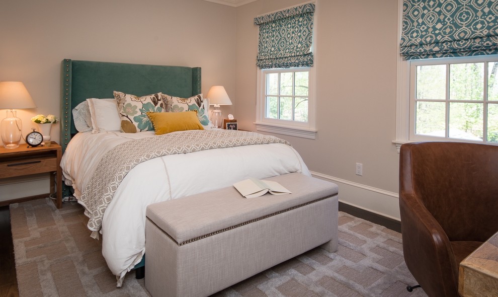 Imagen de habitación de invitados clásica renovada pequeña con paredes beige y suelo de madera oscura