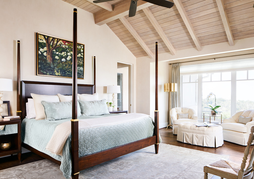Diseño de dormitorio principal tradicional con paredes beige y suelo de madera en tonos medios