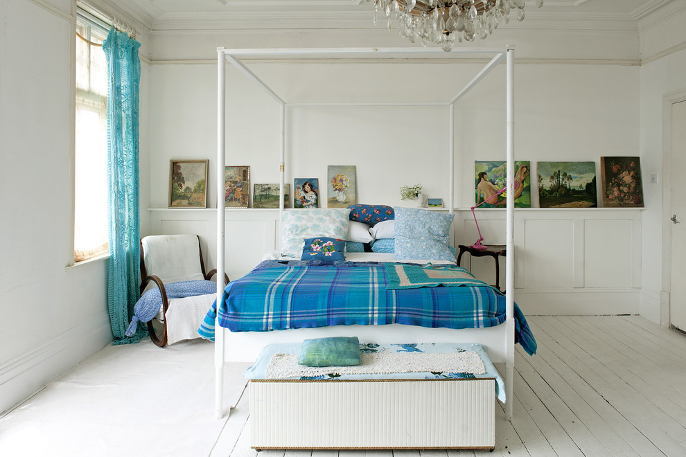 Foto på ett shabby chic-inspirerat sovrum, med vita väggar och målat trägolv