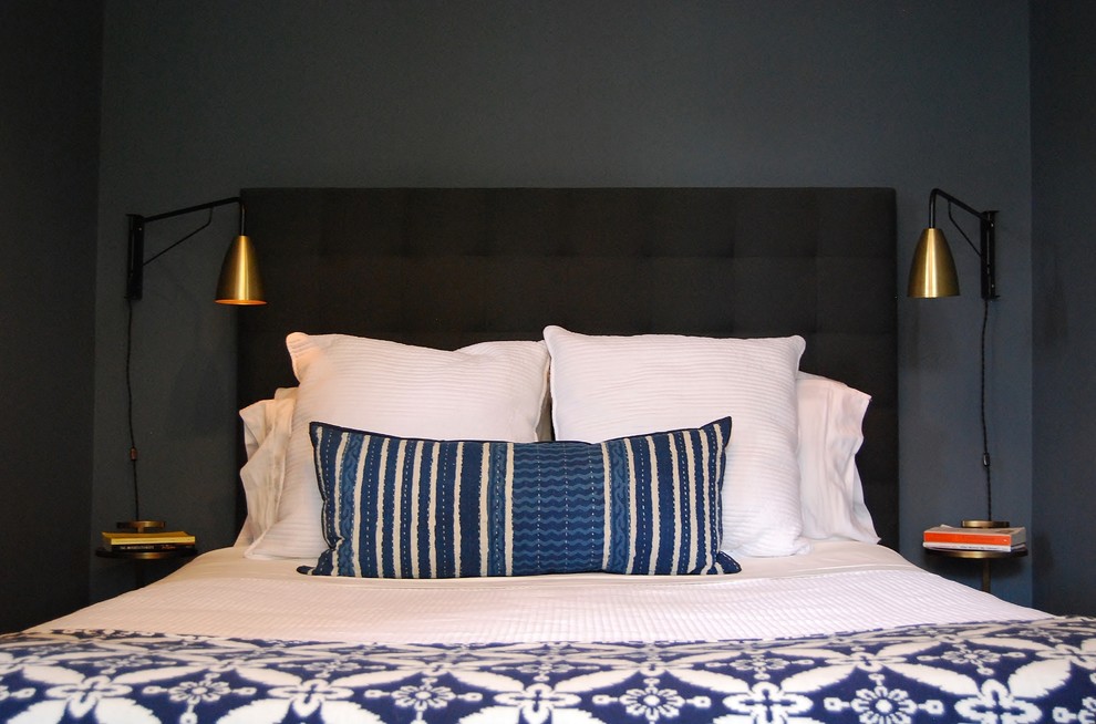 Ejemplo de dormitorio principal pequeño sin chimenea con paredes azules y suelo de madera en tonos medios