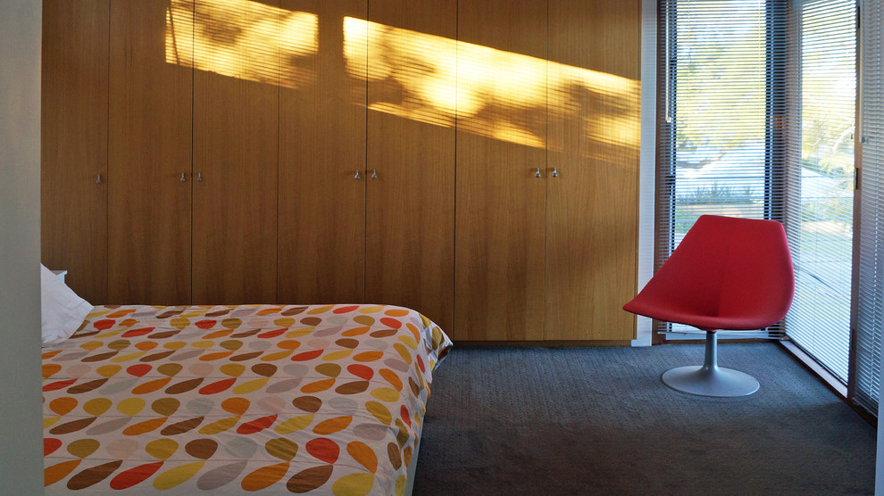 Mittelgroßes Modernes Hauptschlafzimmer ohne Kamin mit beiger Wandfarbe und Teppichboden in Perth
