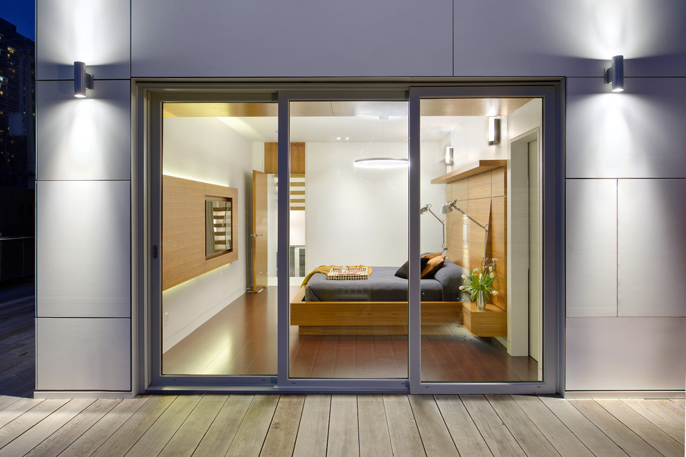 Пример оригинального дизайна: хозяйская спальня среднего размера в скандинавском стиле с белыми стенами и коричневым полом без камина