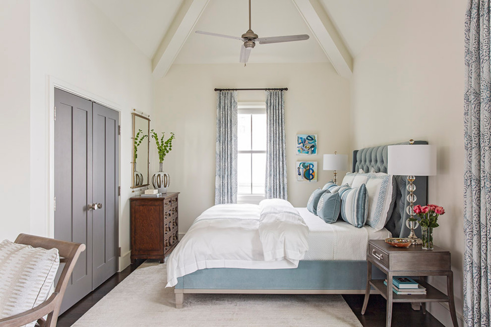 Klassisches Schlafzimmer mit weißer Wandfarbe, dunklem Holzboden, braunem Boden und gewölbter Decke in Charleston