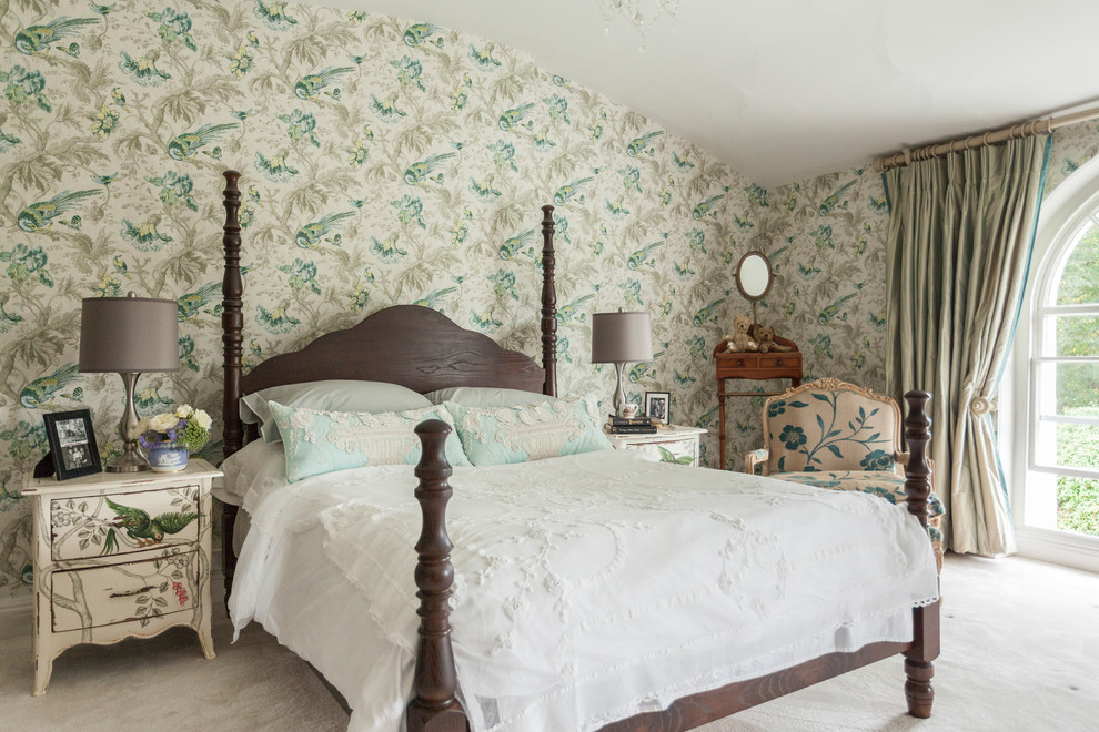 Inspiration för ett mellanstort vintage sovrum, med flerfärgade väggar, heltäckningsmatta och beiget golv