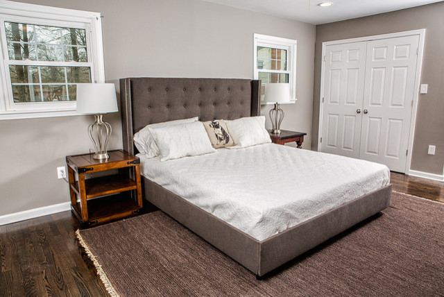 Стильный дизайн: хозяйская спальня среднего размера в классическом стиле с серыми стенами и темным паркетным полом без камина - последний тренд