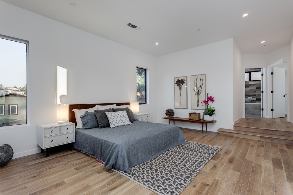 ロサンゼルスにある広いコンテンポラリースタイルのおしゃれな主寝室 (白い壁、無垢フローリング) のレイアウト
