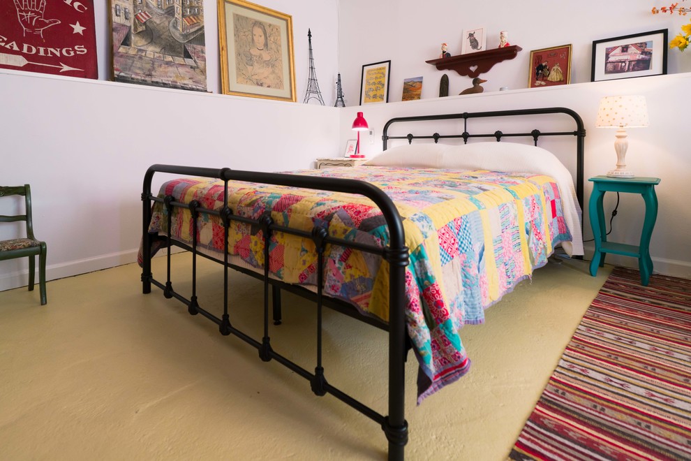 На фото: маленькая гостевая спальня (комната для гостей) в стиле фьюжн с бетонным полом для на участке и в саду