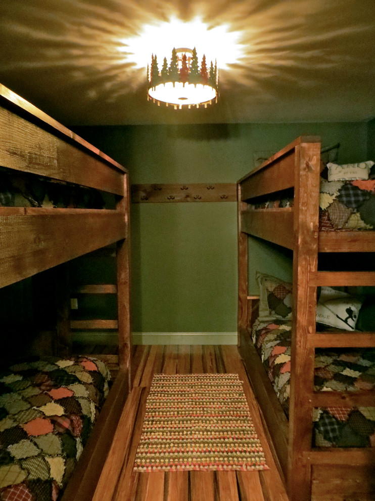 Идея дизайна: маленькая гостевая спальня (комната для гостей) в стиле рустика с зелеными стенами и полом из бамбука для на участке и в саду
