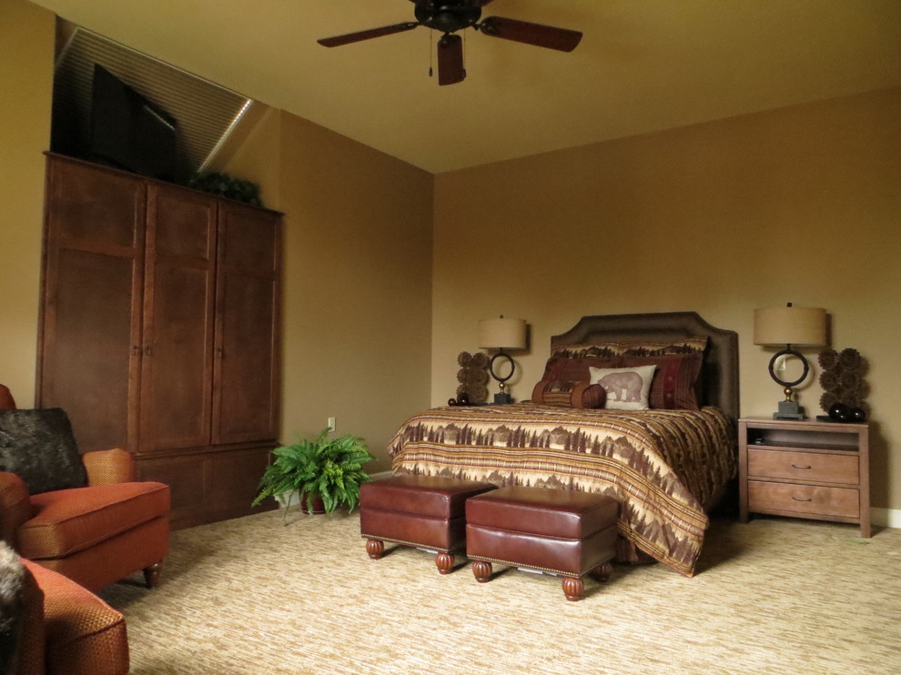 На фото: большая хозяйская спальня в стиле рустика с бежевыми стенами и ковровым покрытием
