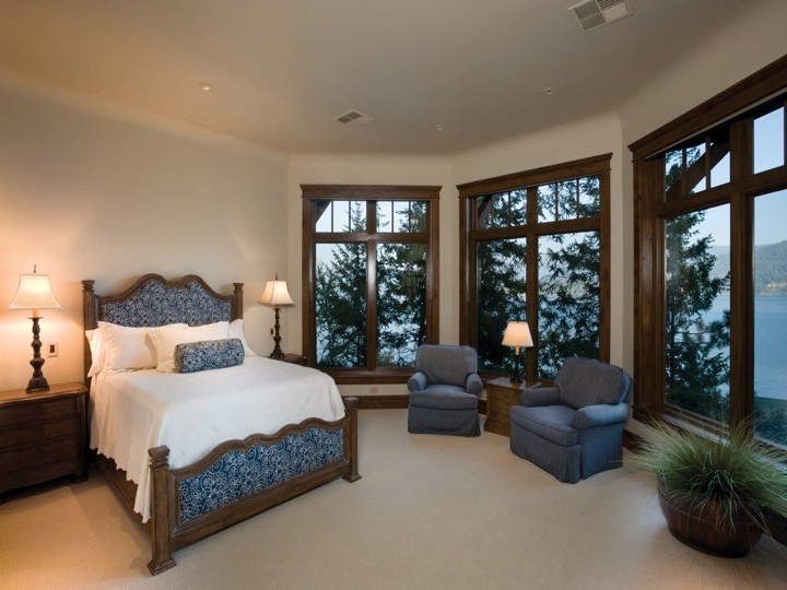 フェニックスにある巨大なトラディショナルスタイルのおしゃれな客用寝室 (ベージュの壁、カーペット敷き、ベージュの床) のインテリア