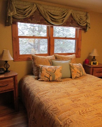 Exemple d'une petite chambre d'amis montagne avec un mur beige et parquet clair.