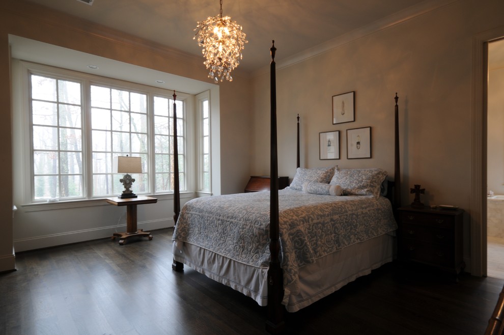 バーミングハムにある広いトラディショナルスタイルのおしゃれな主寝室 (ベージュの壁、濃色無垢フローリング、暖炉なし、茶色い床) のインテリア