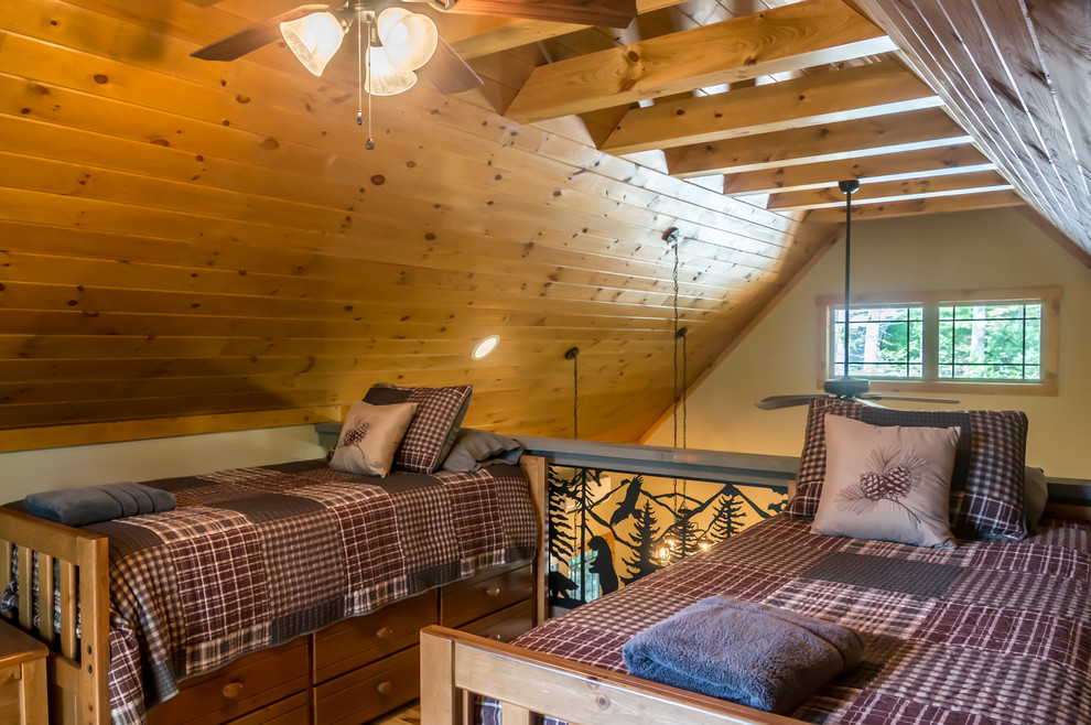 Kleines Rustikales Schlafzimmer im Loft-Style mit beiger Wandfarbe in Sonstige