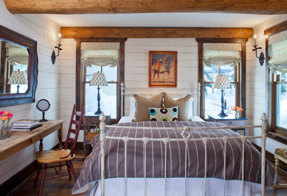 Foto de habitación de invitados campestre pequeña con paredes blancas y suelo de madera en tonos medios