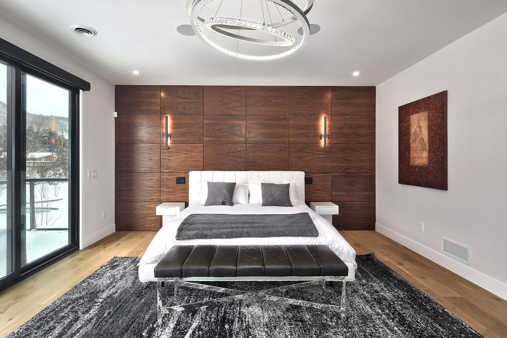 Großes Modernes Hauptschlafzimmer ohne Kamin mit weißer Wandfarbe, braunem Holzboden und braunem Boden in Toronto