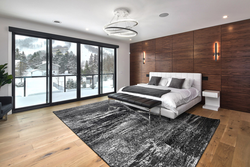 トロントにある広いコンテンポラリースタイルのおしゃれな主寝室 (白い壁、無垢フローリング、茶色い床、暖炉なし、グレーとブラウン) のレイアウト