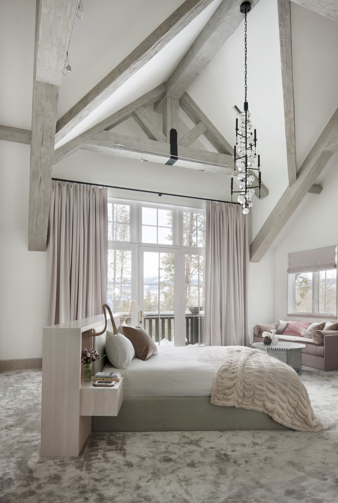 Идея дизайна: спальня в стиле неоклассика (современная классика) с белыми стенами и ковровым покрытием