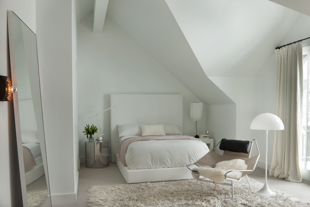Idéer för ett klassiskt sovrum, med vita väggar och heltäckningsmatta