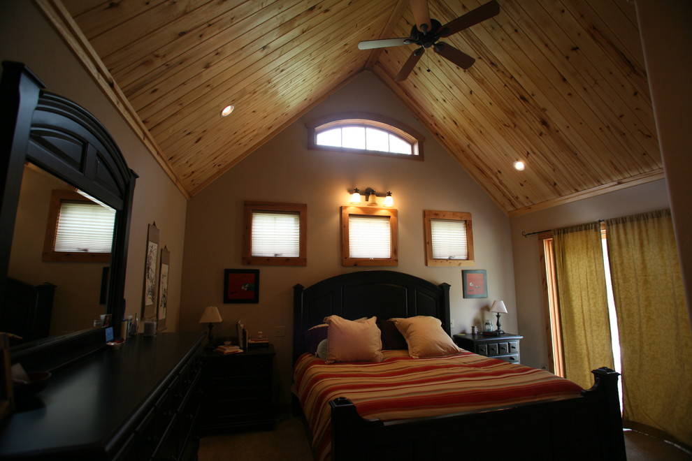 Diseño de dormitorio principal rústico grande sin chimenea con paredes grises, moqueta y suelo beige