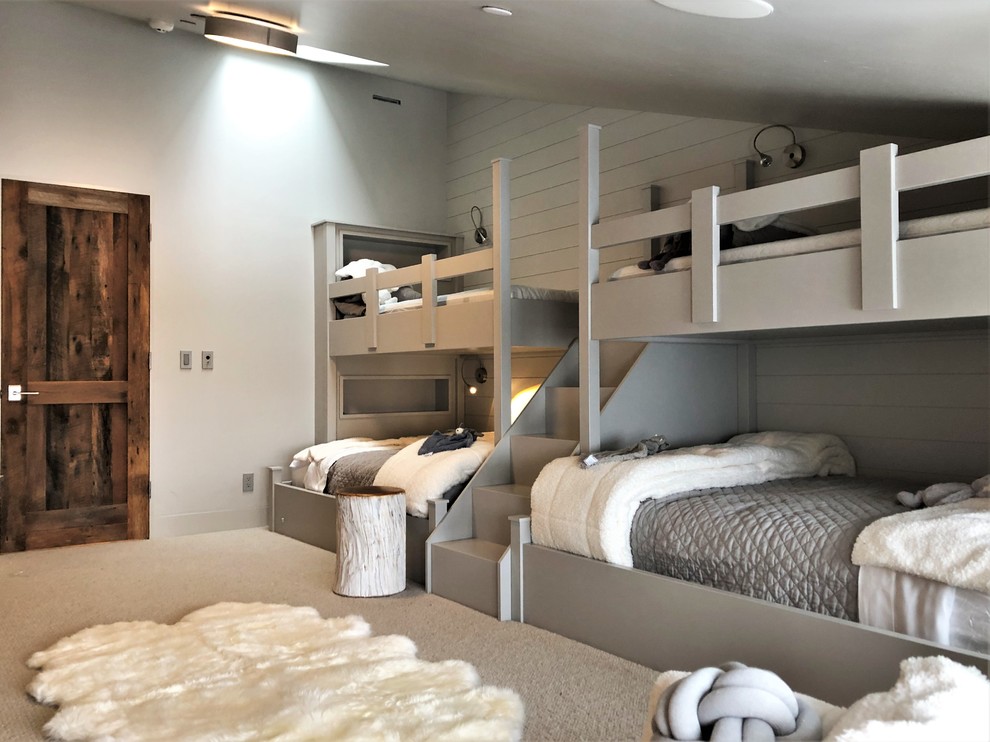Mittelgroßes Modernes Gästezimmer ohne Kamin mit grauer Wandfarbe, Teppichboden und grauem Boden in Denver