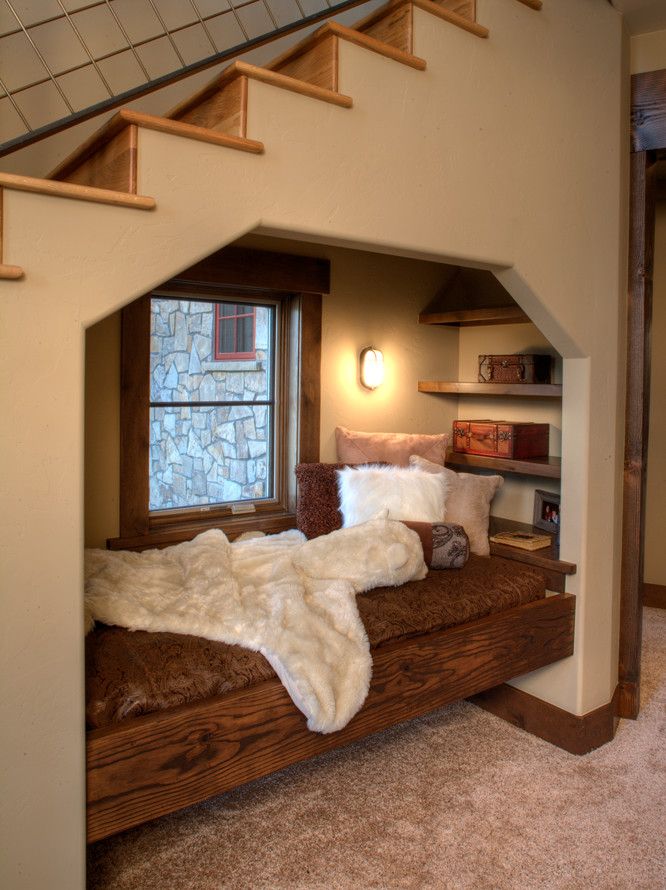 Стильный дизайн: маленькая спальня в стиле рустика с бежевыми стенами, ковровым покрытием, бежевым полом и кроватью в нише для на участке и в саду - последний тренд