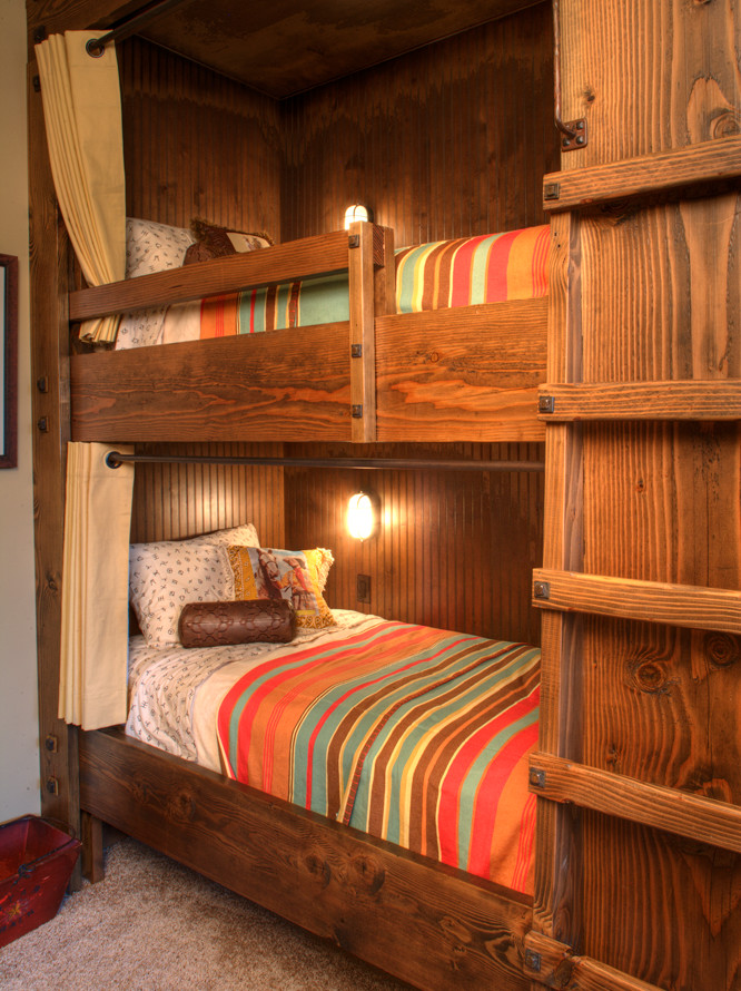 Diseño de habitación de invitados rural de tamaño medio con paredes beige, moqueta y suelo beige