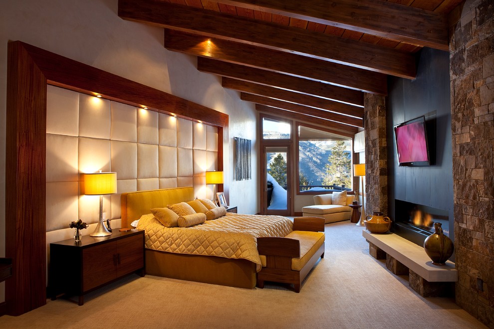 Diseño de dormitorio principal contemporáneo grande con moqueta, chimenea lineal, marco de chimenea de baldosas y/o azulejos y suelo marrón
