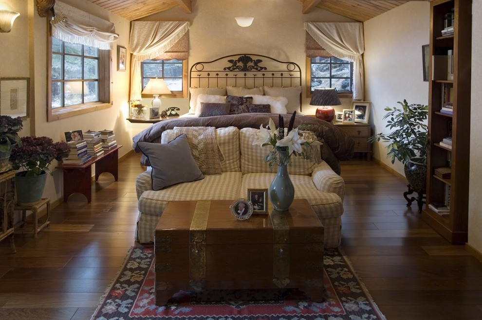 Idee per una camera matrimoniale stile rurale di medie dimensioni con pareti beige e pavimento in legno massello medio