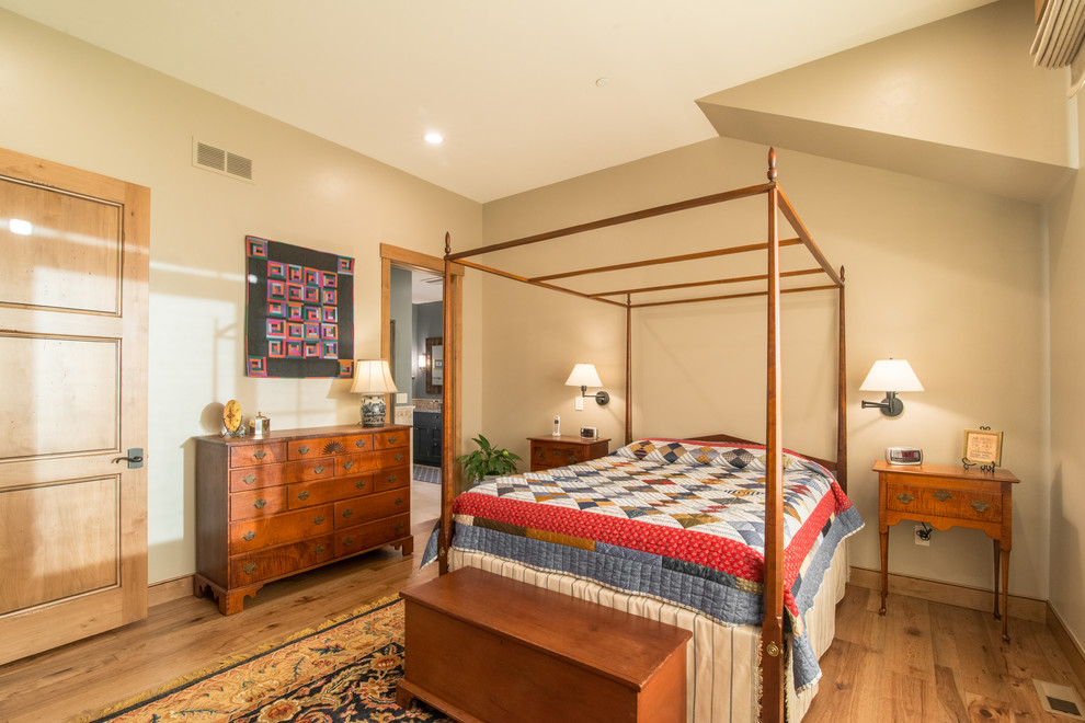 Foto de habitación de invitados rural de tamaño medio sin chimenea con paredes beige, suelo de madera en tonos medios y suelo marrón