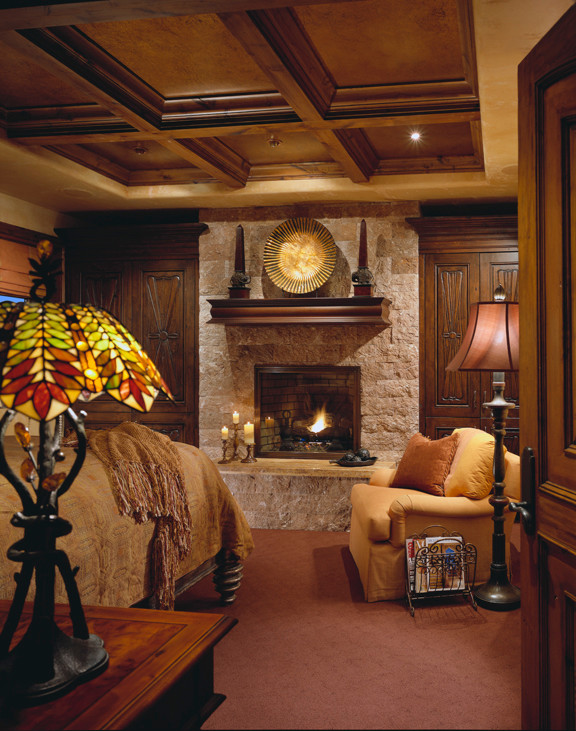 Foto di una grande camera degli ospiti tradizionale con moquette, camino classico, cornice del camino in pietra, pareti gialle e pavimento beige