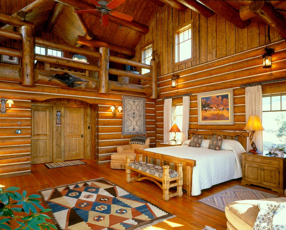 Aménagement d'une chambre montagne de taille moyenne avec un sol en bois brun et un mur marron.