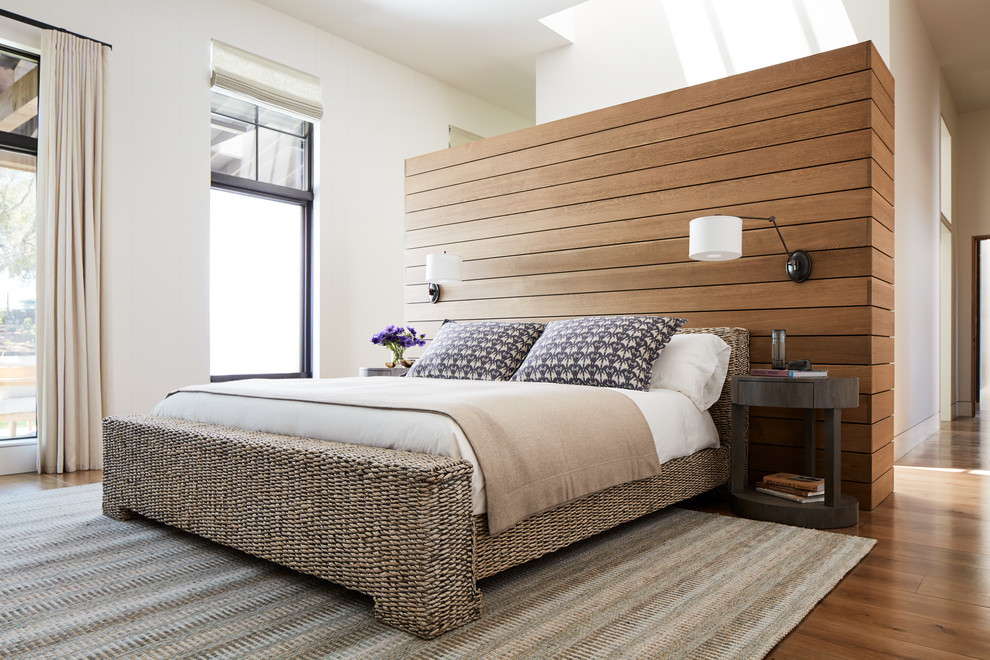 Landhaus Schlafzimmer mit weißer Wandfarbe, braunem Holzboden und braunem Boden in San Francisco