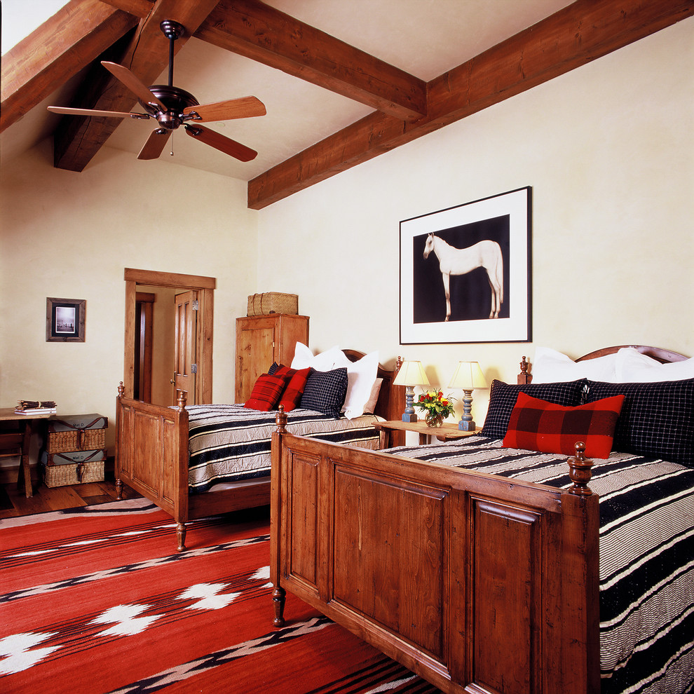На фото: гостевая спальня (комната для гостей) в стиле рустика с бежевыми стенами