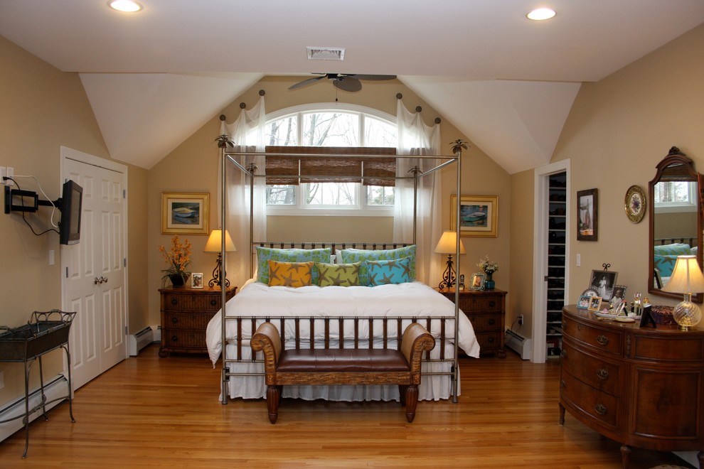 Diseño de dormitorio tradicional con paredes beige