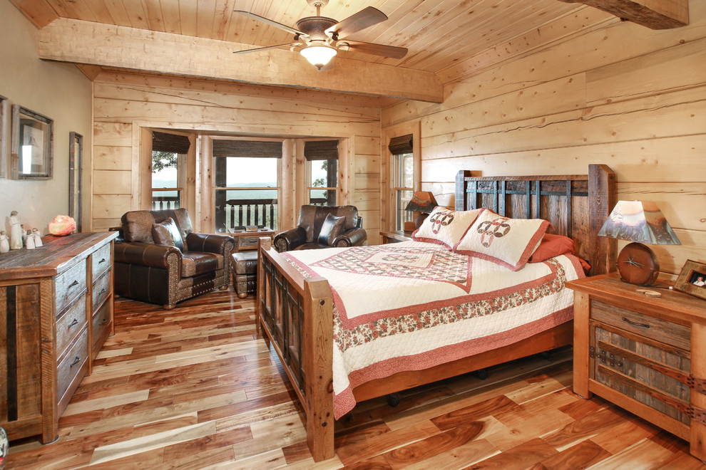Ejemplo de dormitorio rústico con paredes beige, suelo de madera en tonos medios y suelo marrón