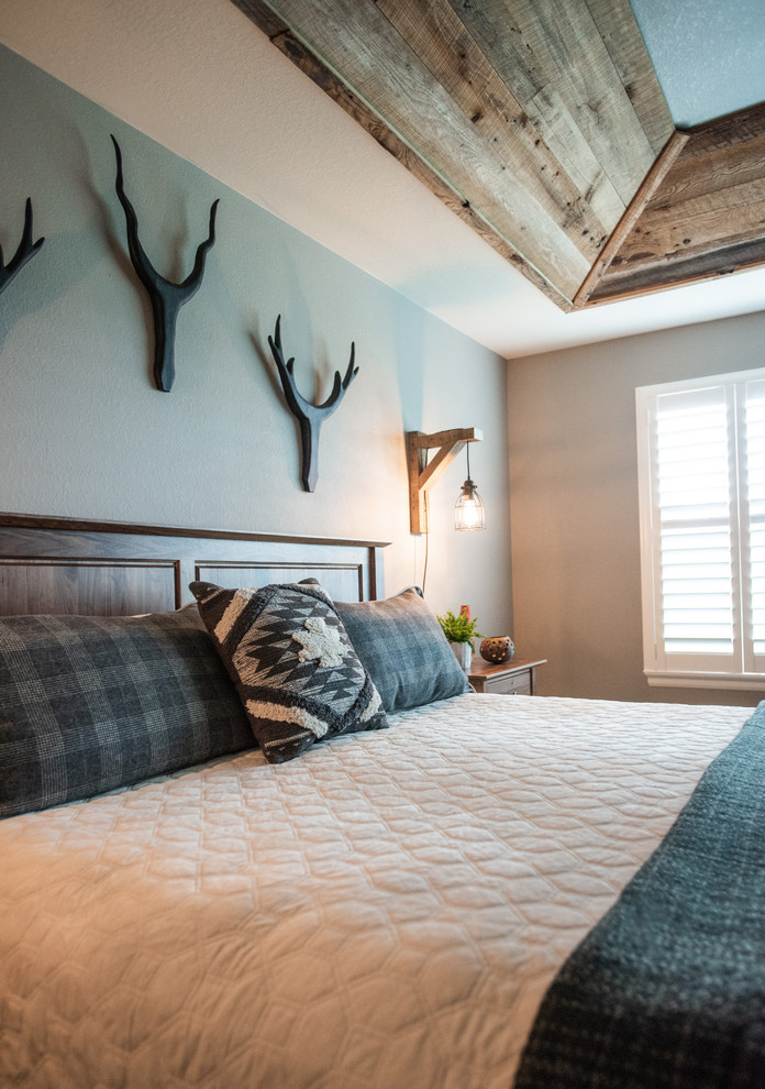 Стильный дизайн: хозяйская спальня среднего размера в стиле рустика с серыми стенами, ковровым покрытием и бежевым полом без камина - последний тренд