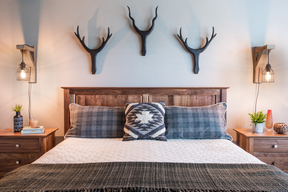 Пример оригинального дизайна: хозяйская спальня среднего размера в стиле рустика с серыми стенами, ковровым покрытием и бежевым полом без камина