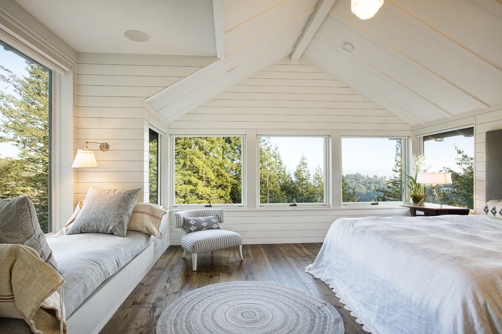 Rustikales Hauptschlafzimmer ohne Kamin mit weißer Wandfarbe, dunklem Holzboden und braunem Boden in San Francisco