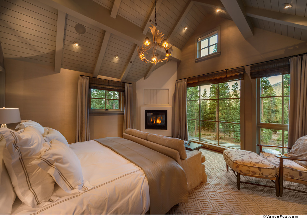 Пример оригинального дизайна: большая хозяйская спальня в стиле рустика с бежевыми стенами, ковровым покрытием и угловым камином