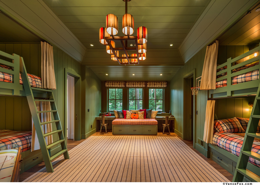 На фото: огромная гостевая спальня (комната для гостей) в стиле рустика с зелеными стенами и паркетным полом среднего тона без камина с