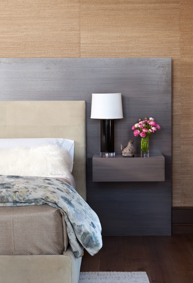 Modelo de dormitorio principal rural con paredes beige y suelo de madera en tonos medios