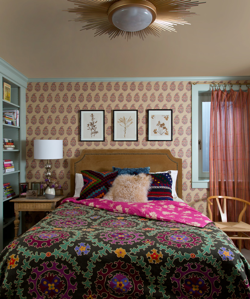 Idéer för ett eklektiskt sovrum, med flerfärgade väggar