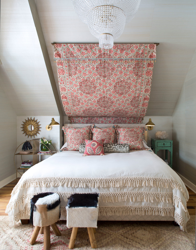 На фото: спальня на мансарде в стиле фьюжн с серыми стенами и паркетным полом среднего тона с