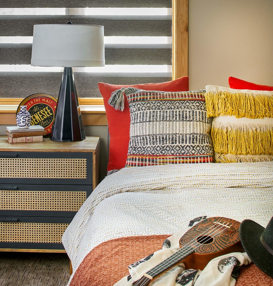 Imagen de habitación de invitados minimalista de tamaño medio con paredes grises, moqueta y suelo gris