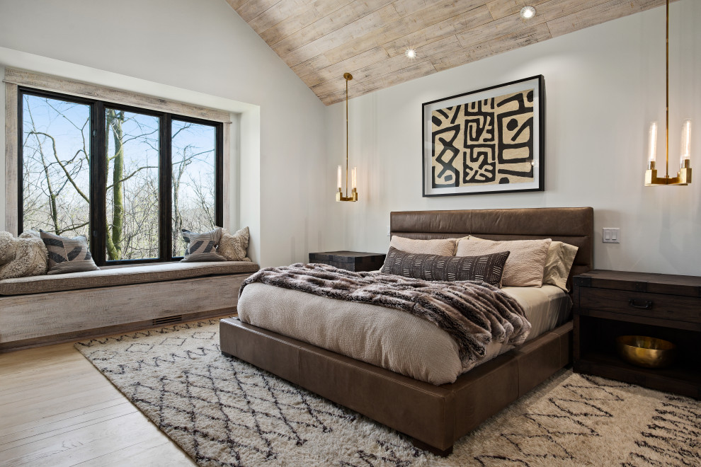 Пример оригинального дизайна: хозяйская спальня в стиле модернизм с белыми стенами, деревянным полом, стандартным камином, фасадом камина из камня и белым полом