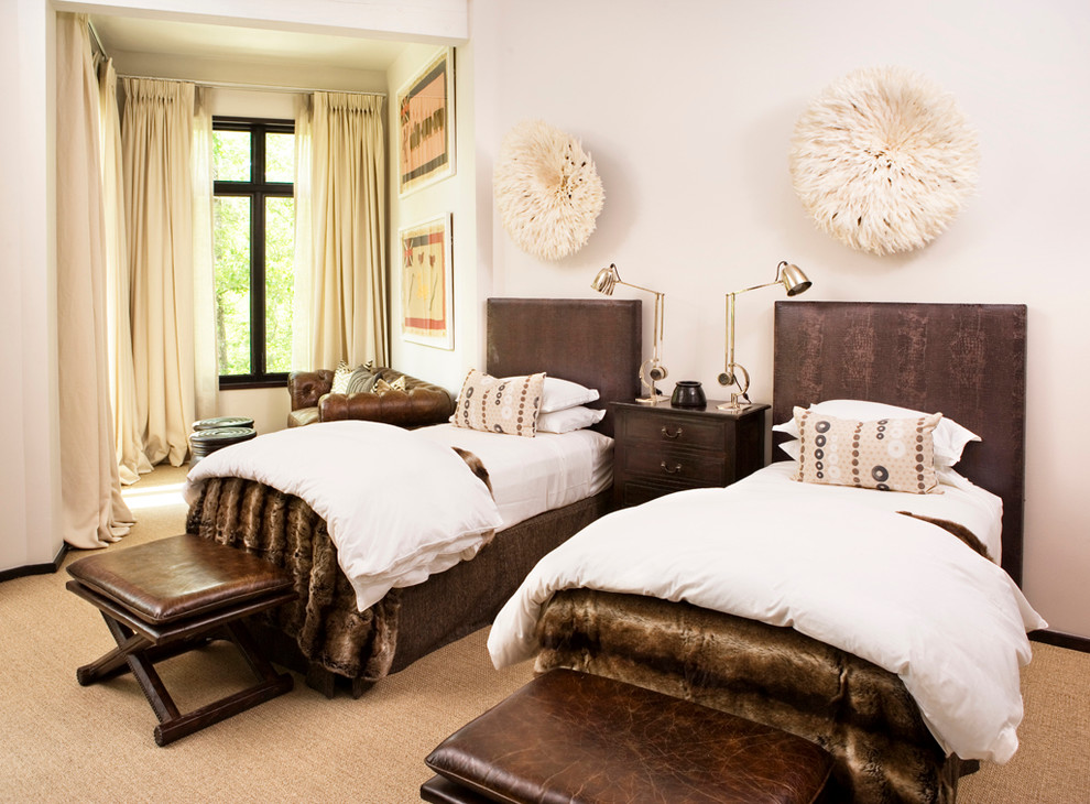 На фото: гостевая спальня (комната для гостей) в стиле рустика с белыми стенами и ковровым покрытием